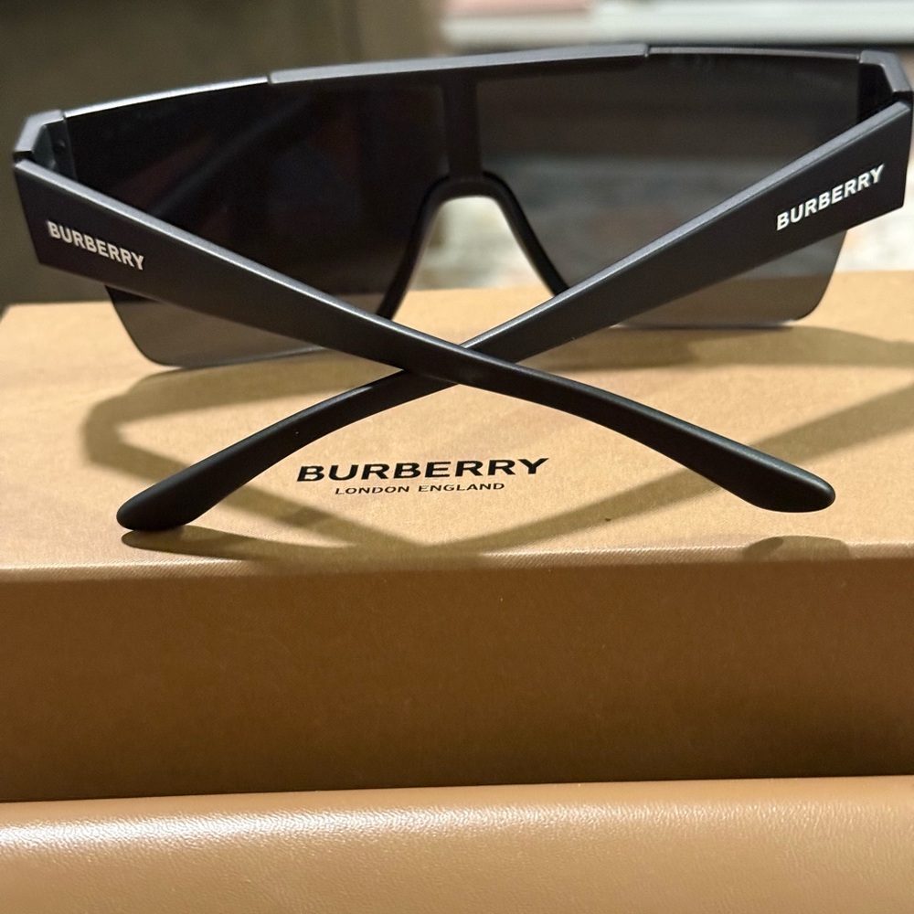 Burberry Black Visor Sunglasses with Tan Case - Picture 2 of 14